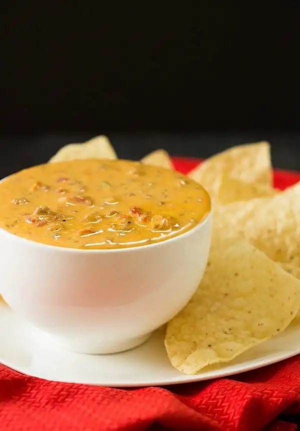 Crock-Pot Spicy Beef Queso Dip | #recipe