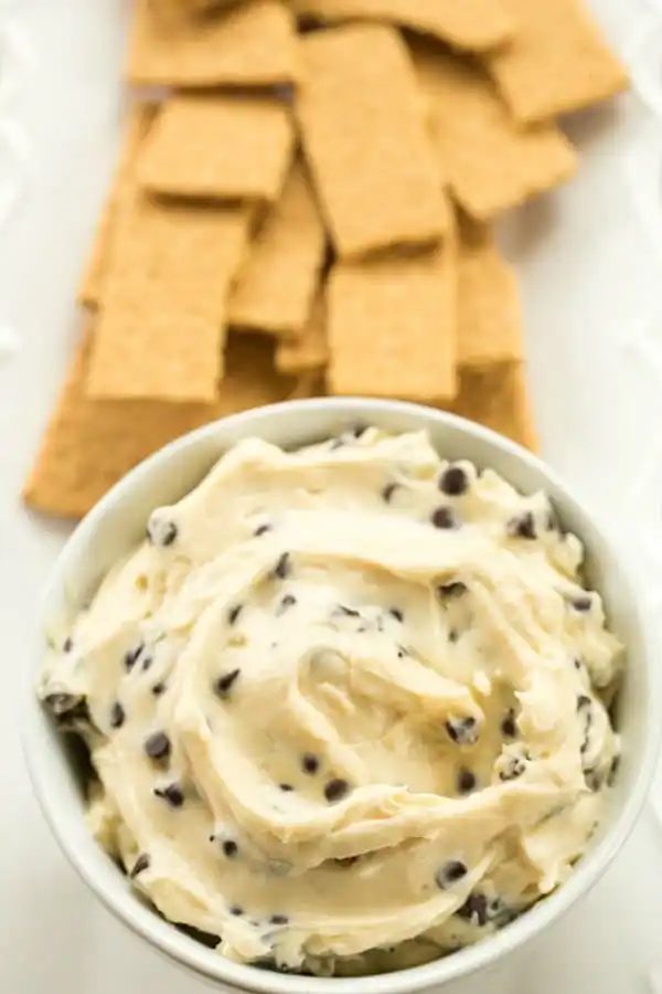 Chocolate Chip Cookie Dough Dip - A sweet, creamy dip that tastes like chocolate chip cookie dough without the guilt of raw egg! | #recipe