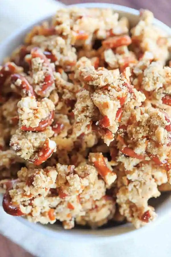 Malted Pretzel Crunch is speedy, straightforward & the ultimate sweet/salty snack! Keep a batch on hand for the holidays, or package it up and give it away as gifts! |