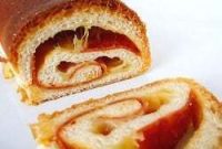 Cheesy Pepperoni Pull-Apart Bread